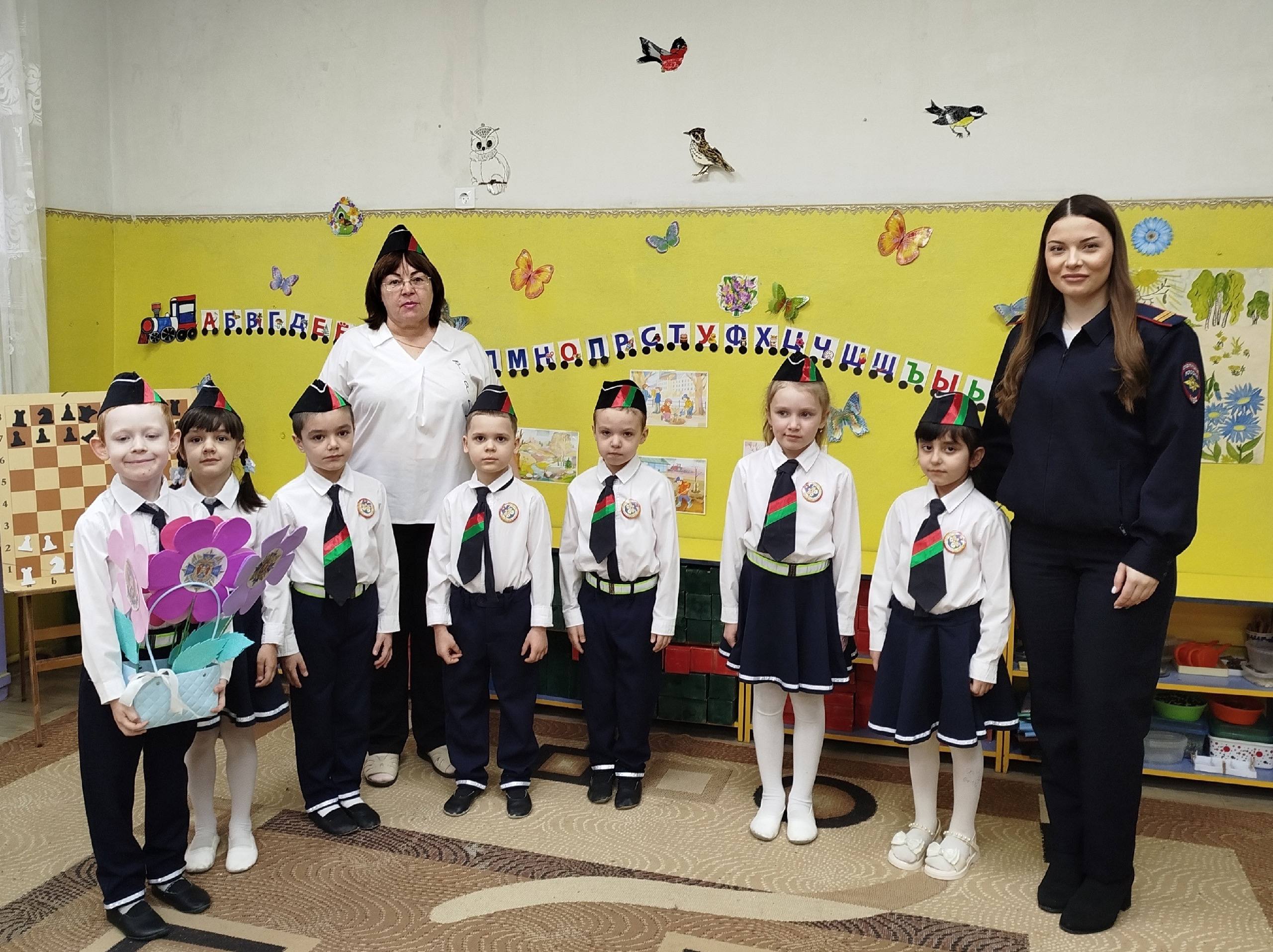 Акция «Знаковый букет». В рамках проведения мероприятий, посвященных 90-летию образования службы Госавтоинспекции в детском саду «Березка», творческая группа педагогов и ЮПИДовцы, приняли участие в челлендже «Знаковый букет...