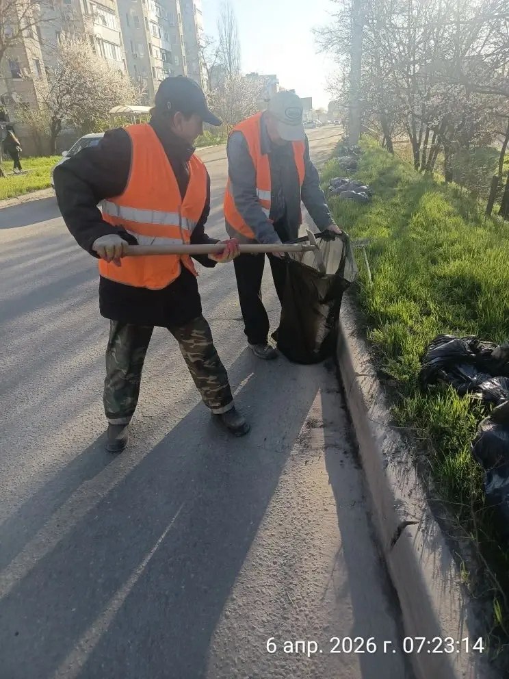 В Батайске продолжается ежедневная уборка улиц В Батайске продолжается ежедневная уборка улиц