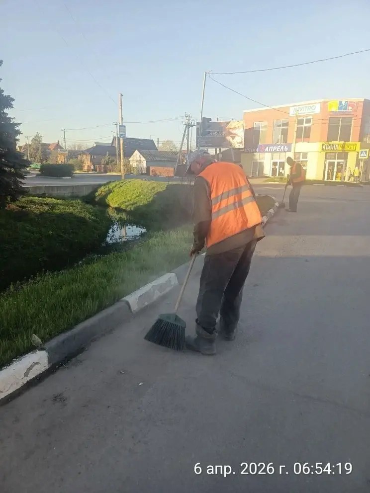 В Батайске продолжается ежедневная уборка улиц В Батайске продолжается ежедневная уборка улиц
