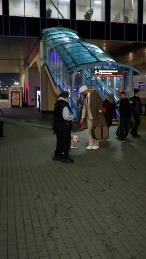 Николая Василенко заметили на вокзале Ростова, убирающего собачьи экскременты