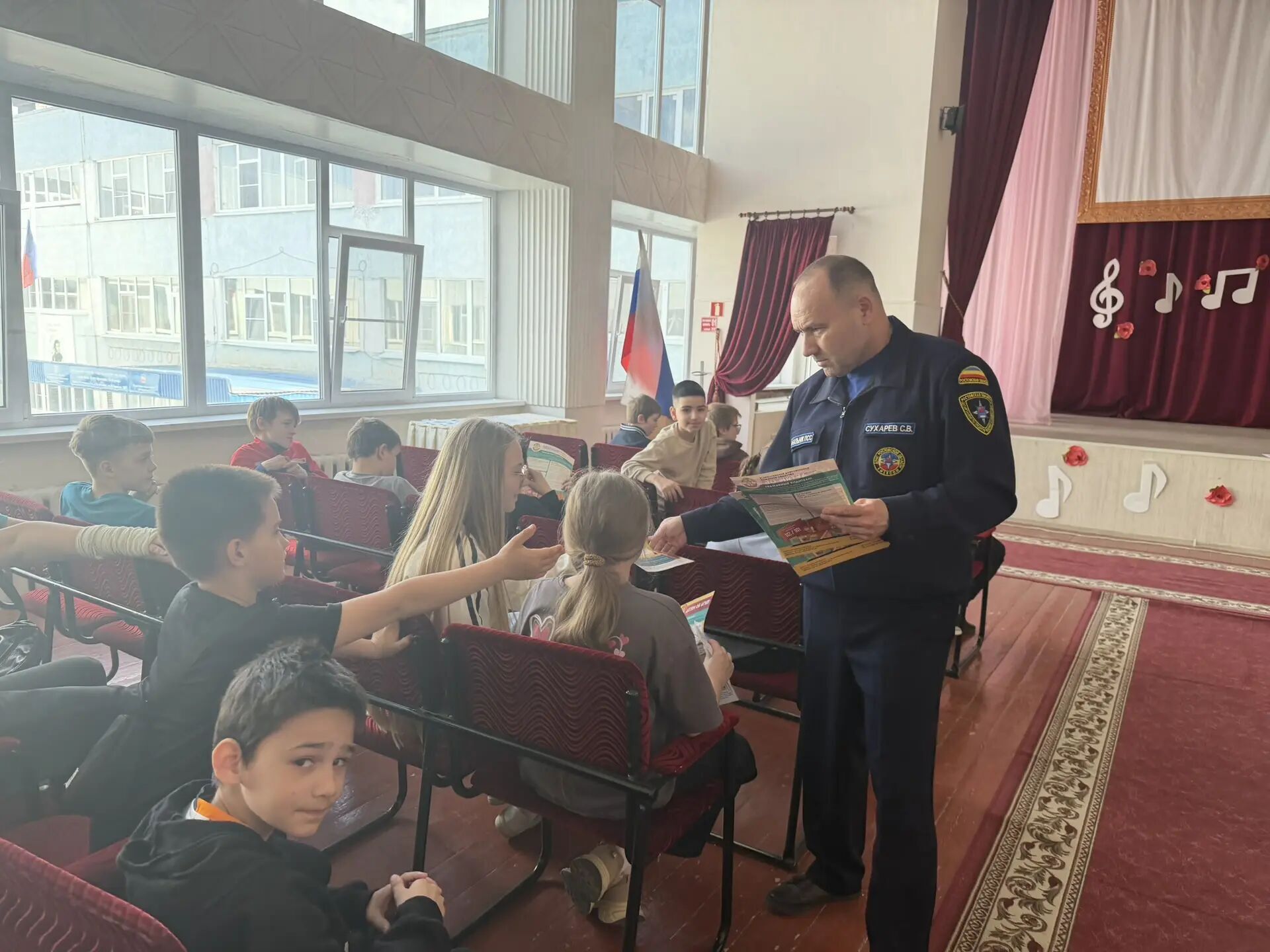 Сотрудники Управления по делам гражданской обороны и чрезвычайным ситуациям Волгодонска встретились с учащимися МБОУ СШ «Центр образования» Сотрудники Управления по делам гражданской обороны и чрезвычайным ситуациям Волгодонска встретились с учащимися МБОУ СШ «Центр образования»