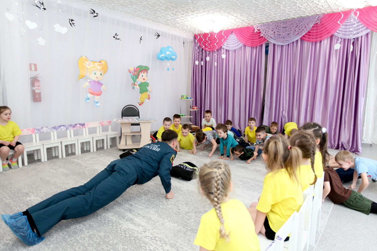 Сотрудники специального подразделения по охране Ростовской АЭС провели для воспитанников детского сада «Аленушка» спортивно-просветительскую акцию «Зарядка с МЧС России» Сотрудники специального подразделения по охране Ростовской АЭС провели для воспитанников детского сада «Аленушка» спортивно-просветительскую акцию «Зарядка с МЧС России»