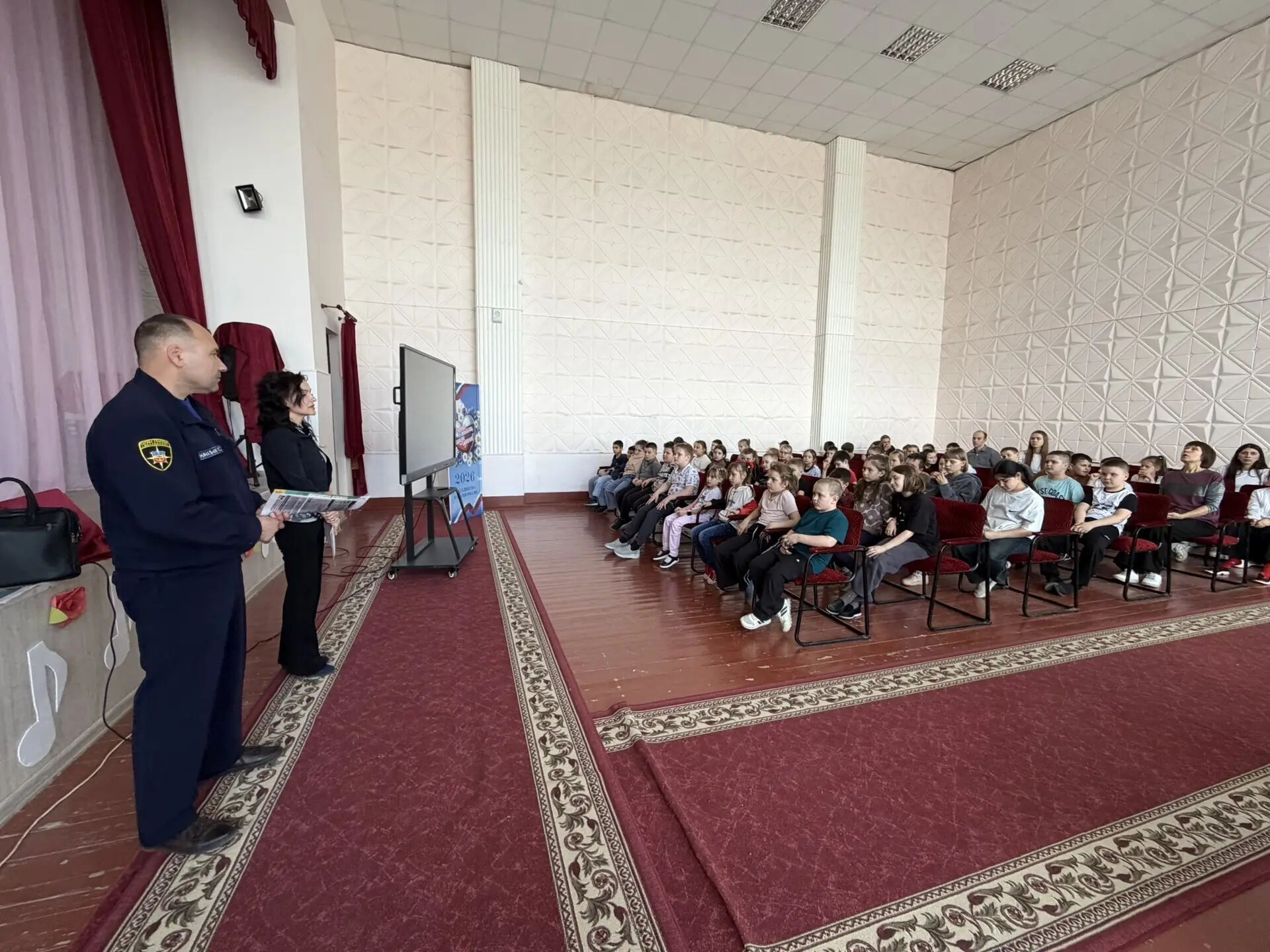 Сотрудники Управления по делам гражданской обороны и чрезвычайным ситуациям Волгодонска встретились с учащимися МБОУ СШ «Центр образования» Сотрудники Управления по делам гражданской обороны и чрезвычайным ситуациям Волгодонска встретились с учащимися МБОУ СШ «Центр образования»