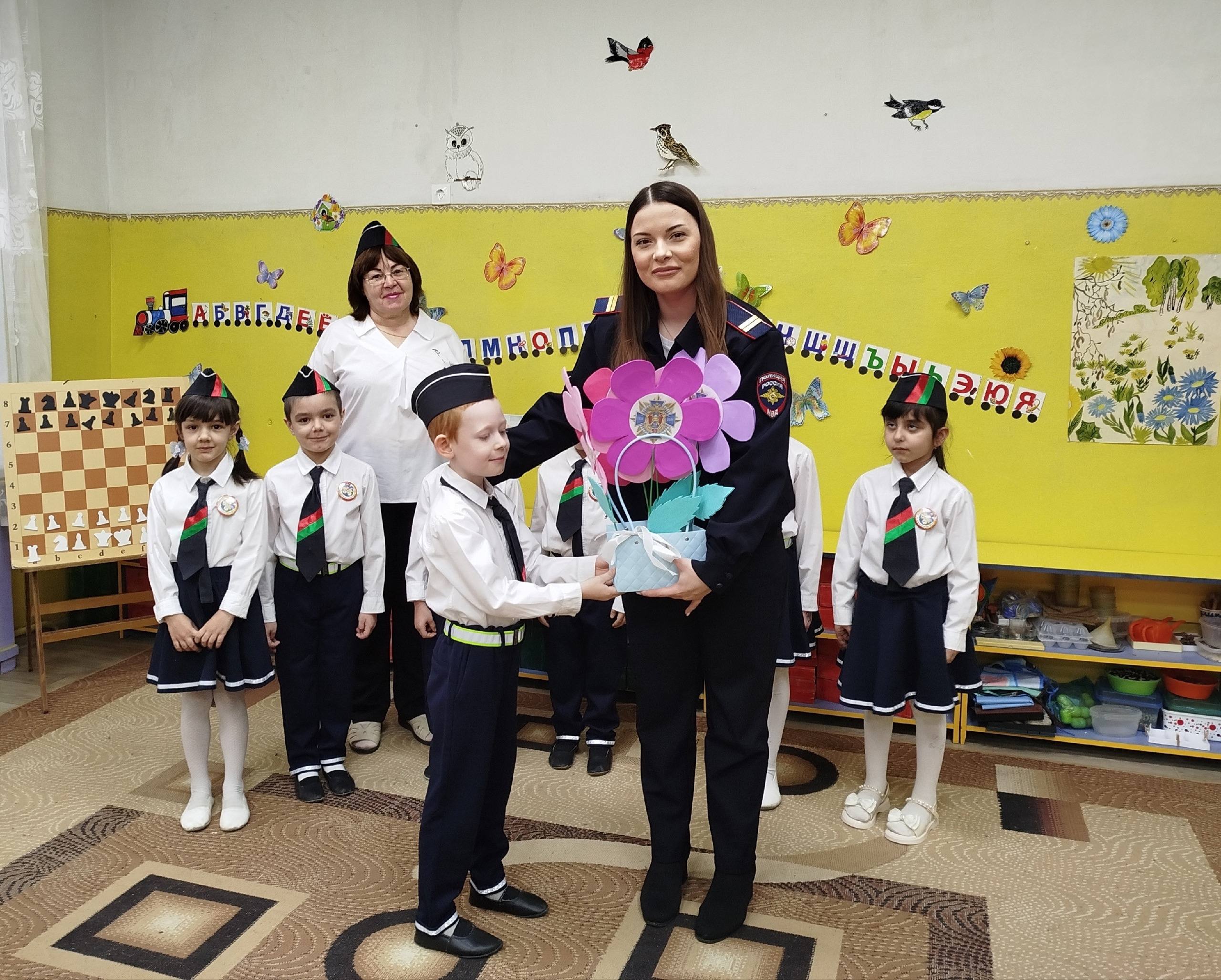 Акция «Знаковый букет». В рамках проведения мероприятий, посвященных 90-летию образования службы Госавтоинспекции в детском саду «Березка», творческая группа педагогов и ЮПИДовцы, приняли участие в челлендже «Знаковый букет... Акция «Знаковый букет». В рамках проведения мероприятий, посвященных 90-летию образования службы Госавтоинспекции в детском саду «Березка», творческая группа педагогов и ЮПИДовцы, приняли участие в челлендже «Знаковый букет...