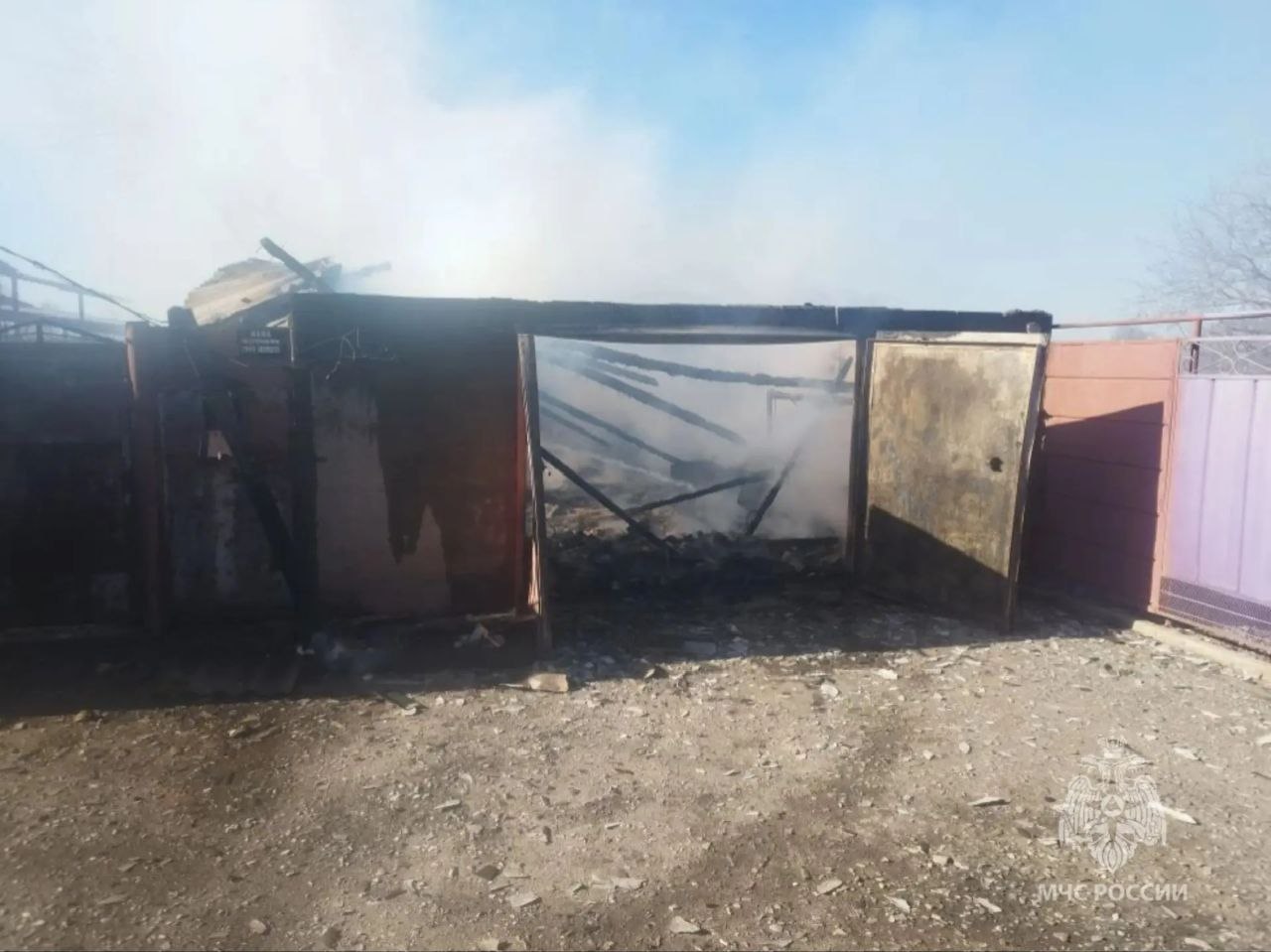 62-летний мужчина получил ожоги лица, шеи и кистей в результате пожара в Неклиновском районе, сообщили в МЧС по Ростовской области