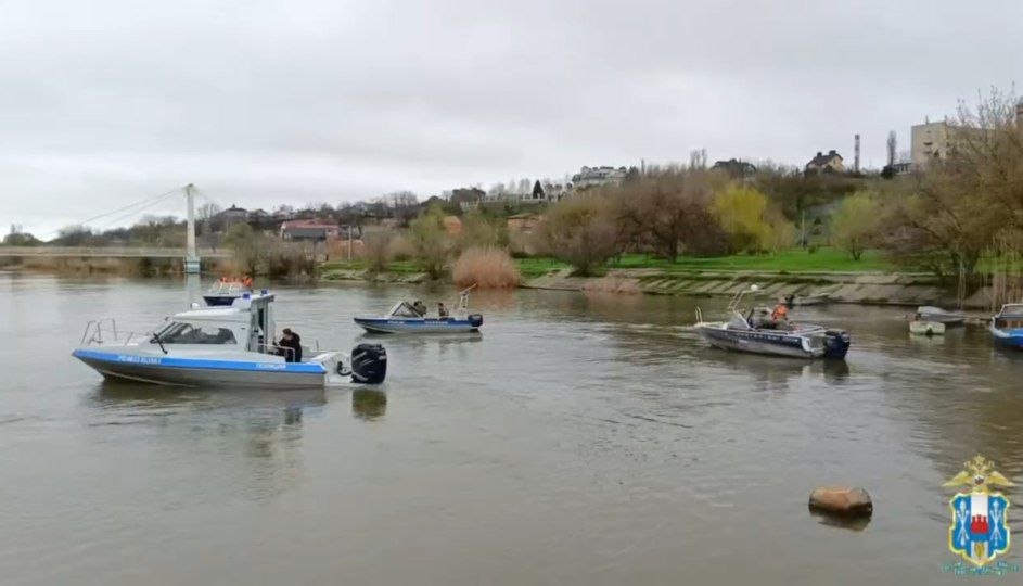 В Таганрогском заливе обнаружили более двух километров рыболовных сетей, а также более 4,5 тысячи самоловных крючьев, предназначенных для незаконной добычи осетровой рыбы, сообщили в МВД по Ростовской области В Таганрогском заливе обнаружили более двух километров рыболовных сетей, а также более 4,5 тысячи самоловных крючьев, предназначенных для незаконной добычи осетровой рыбы, сообщили в МВД по Ростовской области