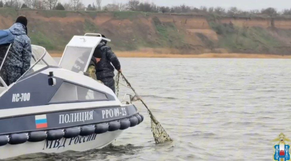 В Таганрогском заливе обнаружили более двух километров рыболовных сетей, а также более 4,5 тысячи самоловных крючьев, предназначенных для незаконной добычи осетровой рыбы, сообщили в МВД по Ростовской области В Таганрогском заливе обнаружили более двух километров рыболовных сетей, а также более 4,5 тысячи самоловных крючьев, предназначенных для незаконной добычи осетровой рыбы, сообщили в МВД по Ростовской области