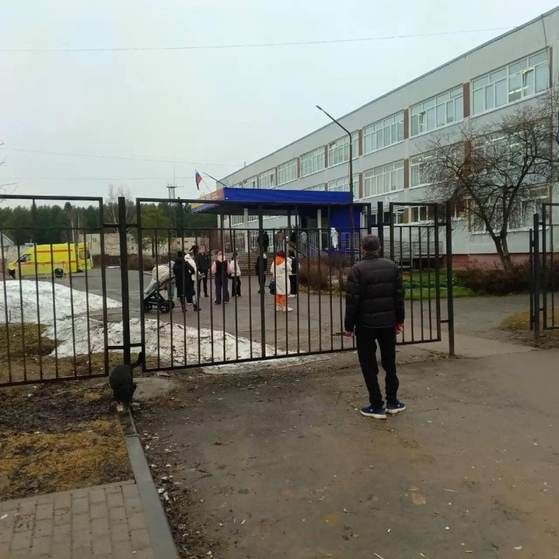 Подросток с ножом напал на учительницу в школе в Пермском крае