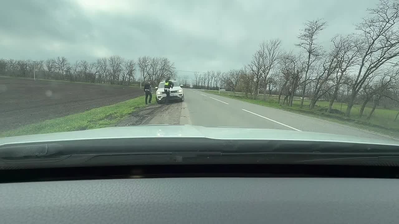 Остановка с риском: почему нужно избегать влажных обочин