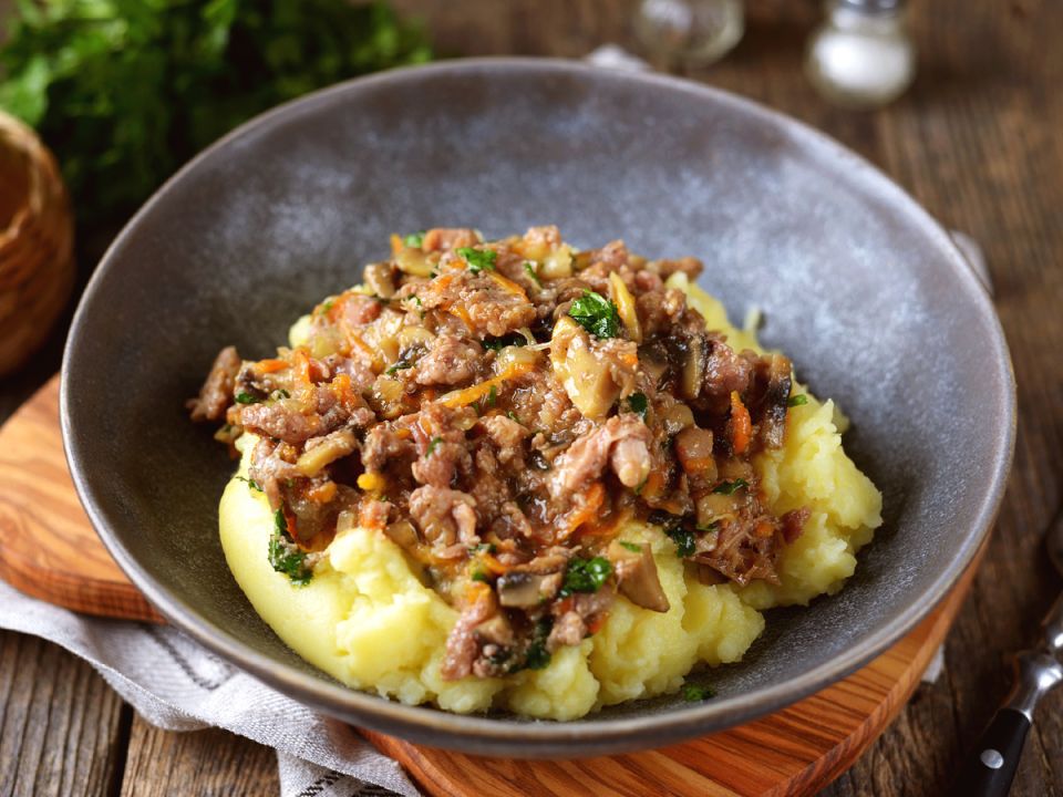 Как сделать подливку из тушенки, которая накормит всю семью