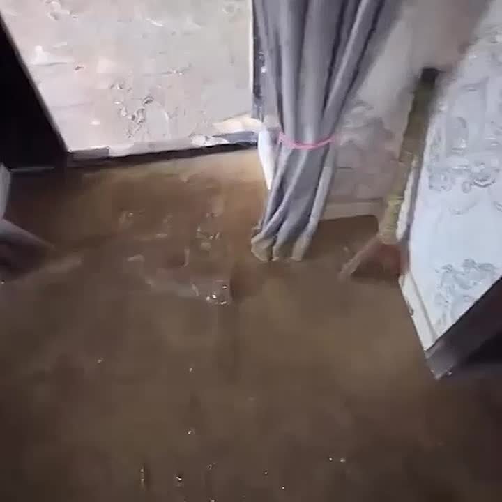 Нападающий ФК "Ростов" показал дом бабушки и дедушки, который затопило из-за наводнения в Дагестане