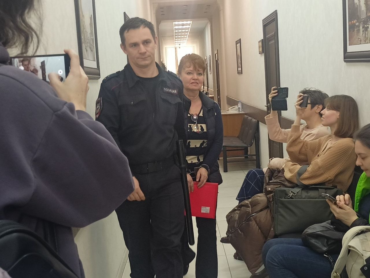 Экс-замгубернатора, бывшего министра финансов Ростовой области Лилию Федотову доставили в Кировский районный суд для рассмотрения уголовного дела о злоупотреблении должностными полномочиями