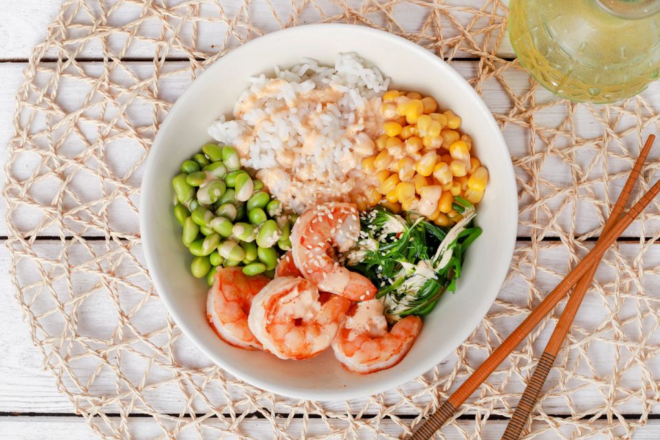 Покорите вкусом: поке с креветками, чука и эдамаме