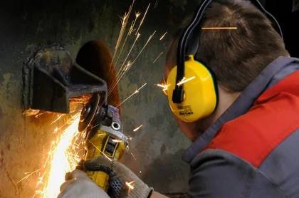 В Батайске мошенники не просто убедили парня перевести деньги на «безопасный счет», а приехали к нему домой… с болгаркой