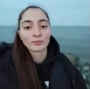 Незнакомка в военной экипировке: Родителям Анны Цомартовой прислали загадочную страницу девушки, которая похожа на их дочь