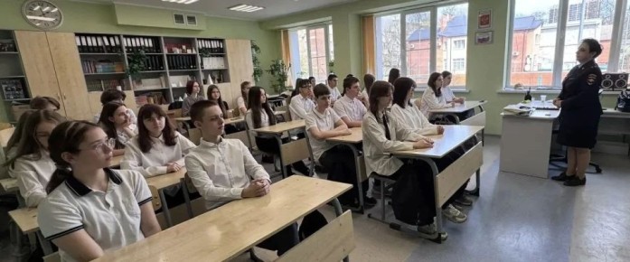 Чистое поколение-2026: сотрудник УКОН выступил перед лицеистами ДГТУ на тему профилактики наркомании