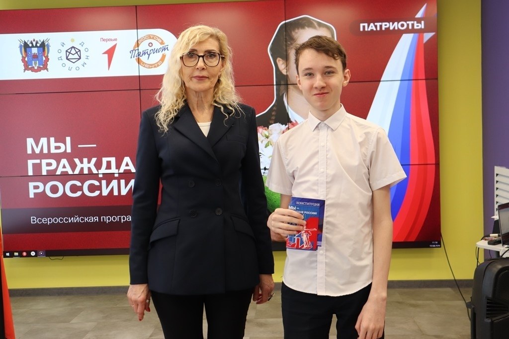 Юным шахтинцам вручили паспорта Юным шахтинцам вручили паспорта