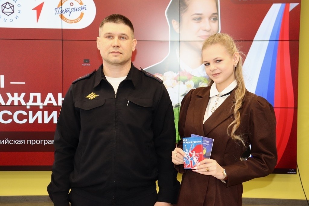 Юным шахтинцам вручили паспорта Юным шахтинцам вручили паспорта