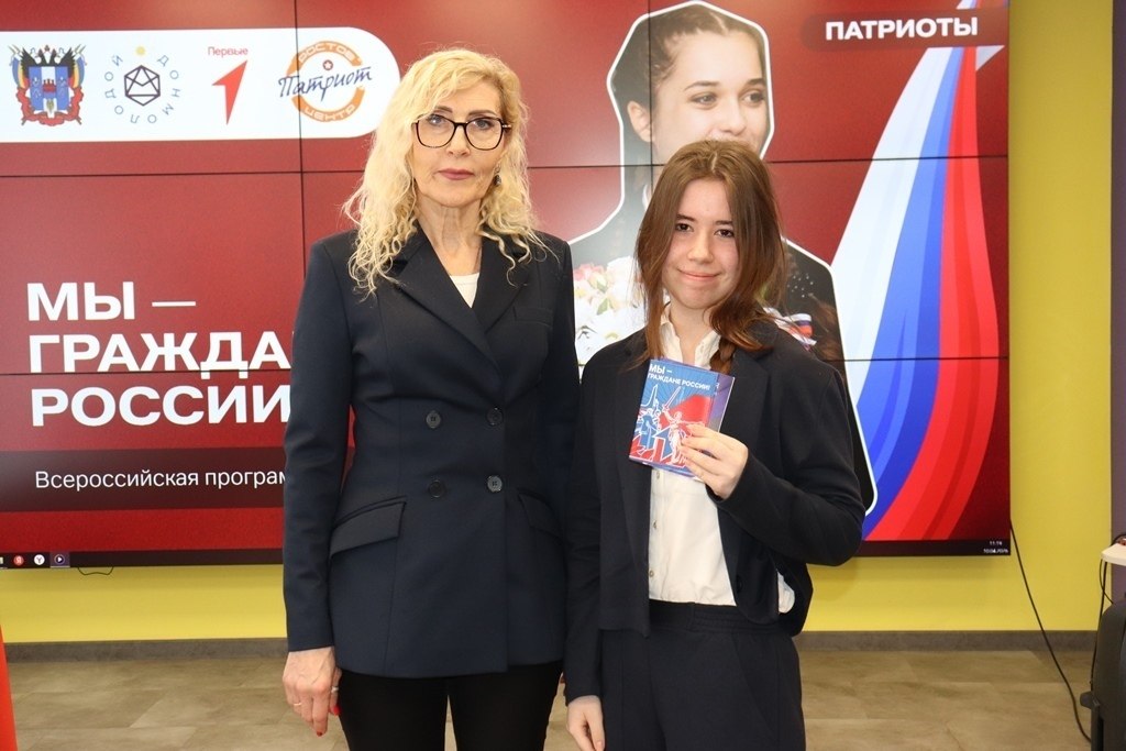 Юным шахтинцам вручили паспорта Юным шахтинцам вручили паспорта