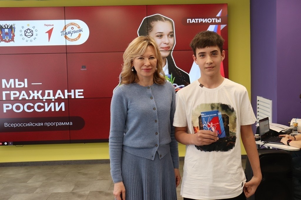 Юным шахтинцам вручили паспорта Юным шахтинцам вручили паспорта
