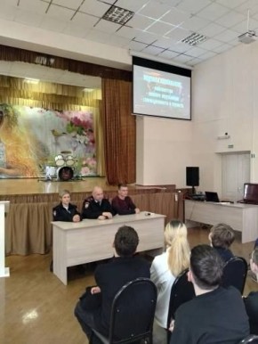 Шахтинские полицейские и общественники провели встречу с учащимися городских школ