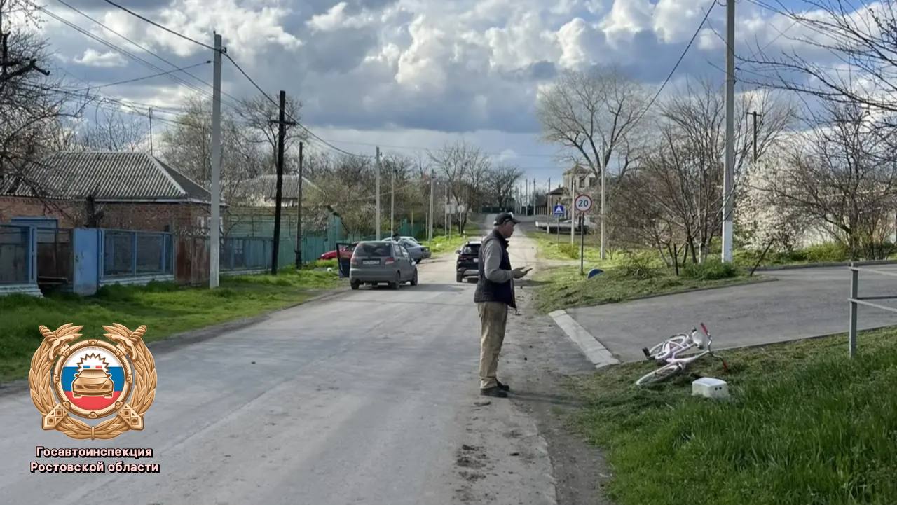 Сотрудники полиции устанавливают обстоятельства ДТП с пострадавшим несовершеннолетним велосипедистом