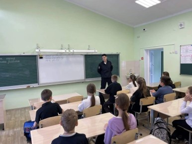 Сотрудники Лиховского линейного отдела МВД России на транспорте в рамках патриотического воспитания провели профилактическое мероприятие для учащихся общеобразовательной школы № 5 имени атамана Платова и Замчаловской...