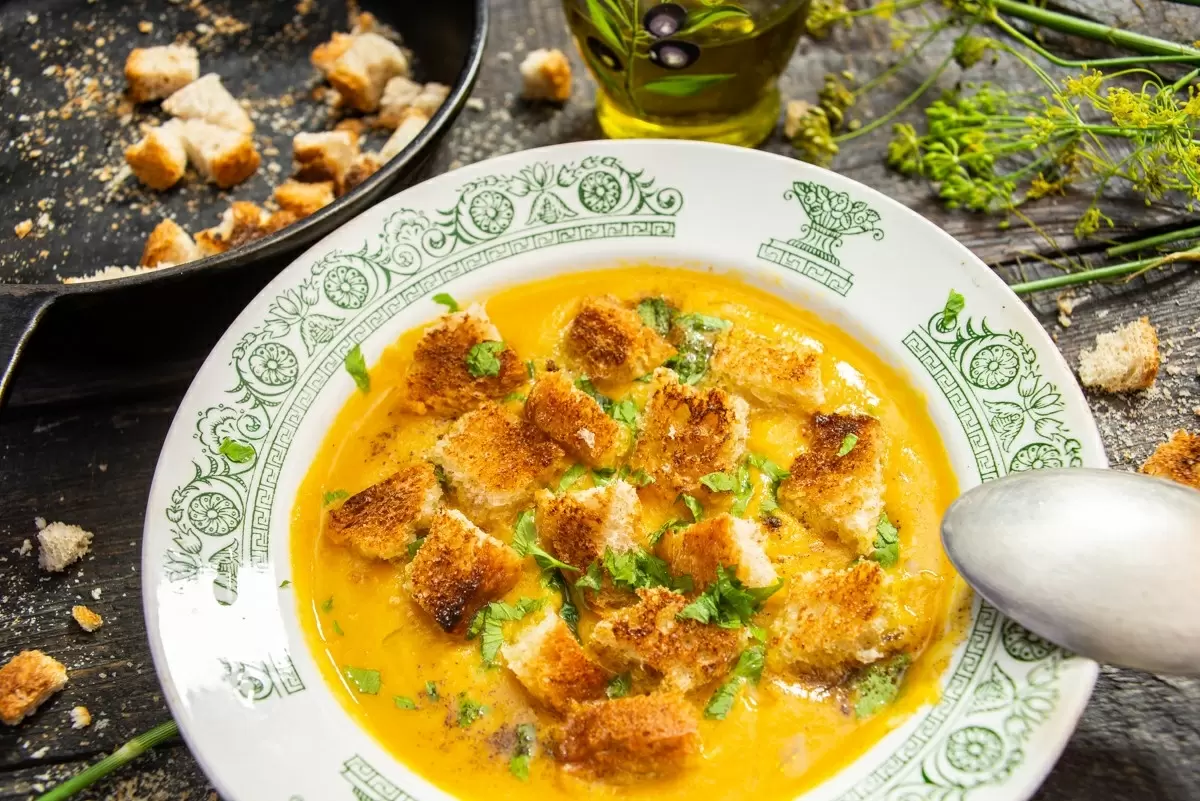 Непревзойденный морковный суп-пюре с сыром и гренками