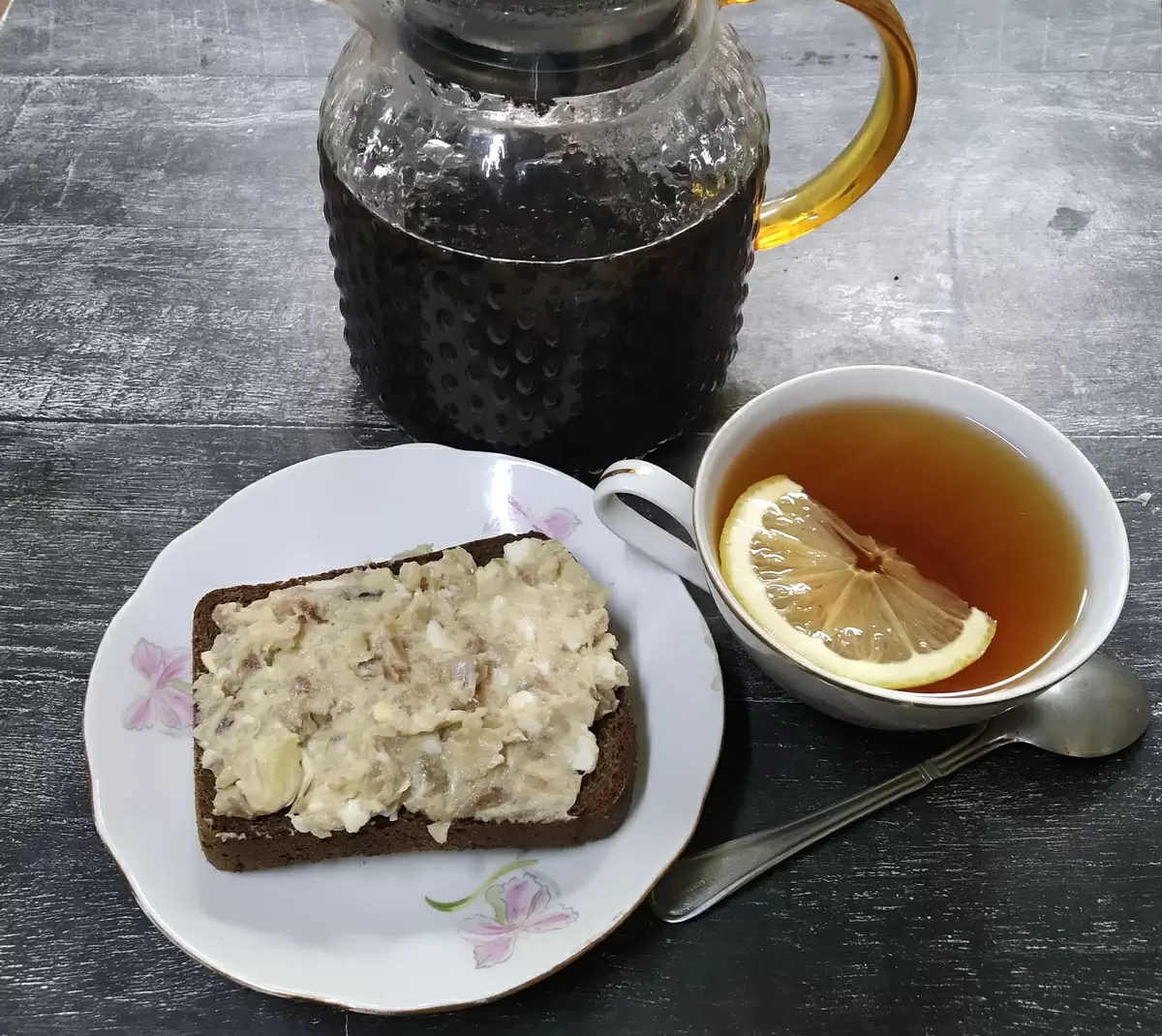 Наблюдение за простым вкусом форшмака и маленькими вкусами повседневности