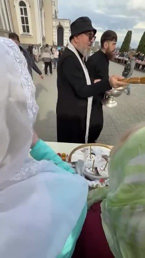 Сегодня батюшка освящал куличи максимально по-ростовски