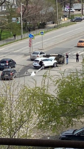 На пересечении Днепровской и Вятской авария с перевертышем