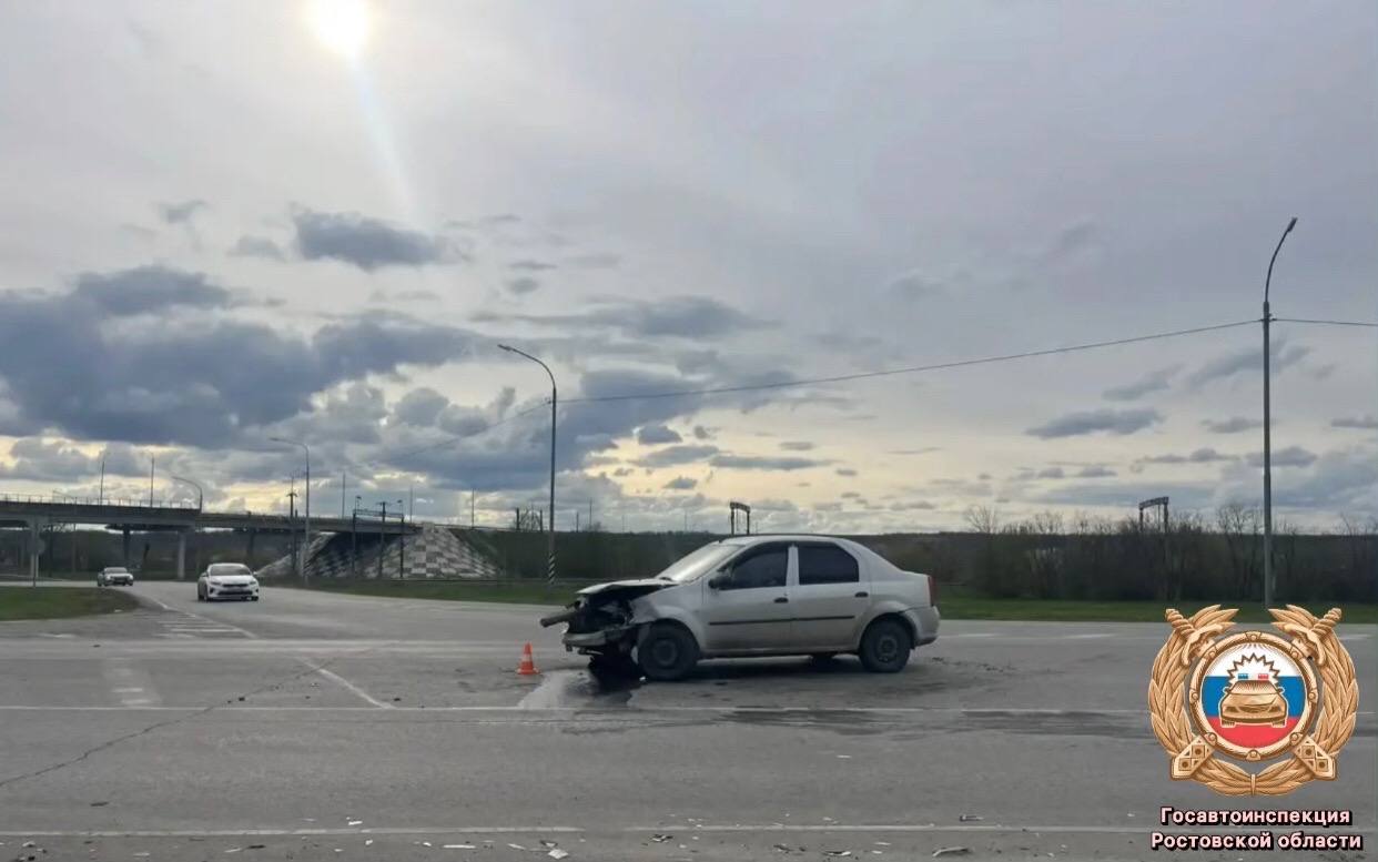 Сотрудники полиции устанавливают обстоятельства ДТП с пострадавшим