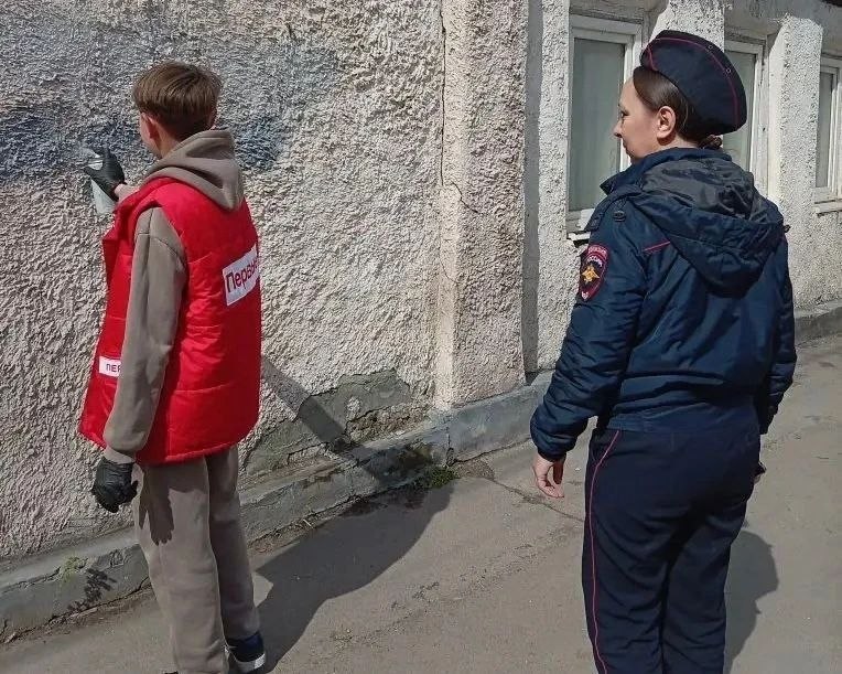 В Ростове-на-Дону полицейские приняли участие в акции по ликвидации уличной рекламы наркотиков В Ростове-на-Дону полицейские приняли участие в акции по ликвидации уличной рекламы наркотиков