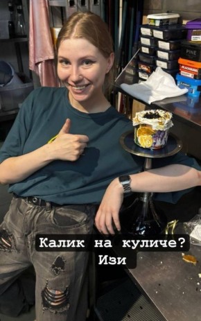 На онлифанщицу, сделавшую кальян на куличе, возбудили уголовное дело по статье об оскорблении чувств верующих