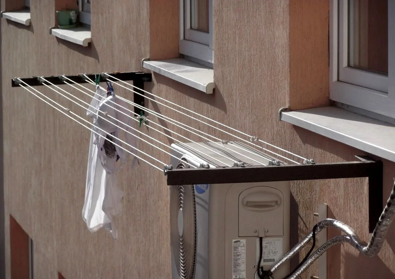 Россиян предупредили о штрафах за сушку белья на фасаде дома