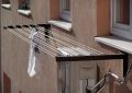 Россиян предупредили о штрафах за сушку белья на фасаде дома