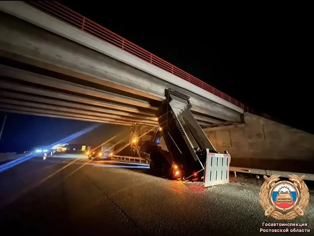 На трассе М-4 «Дон» самосвал с поднятым кузовом врезался в новый мост