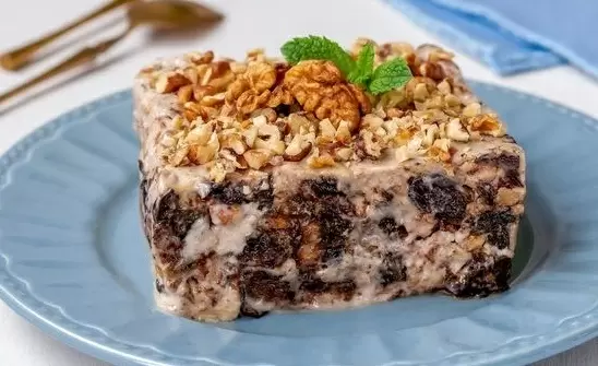 Нежный сметанный десерт с черносливом и грецкими орехами