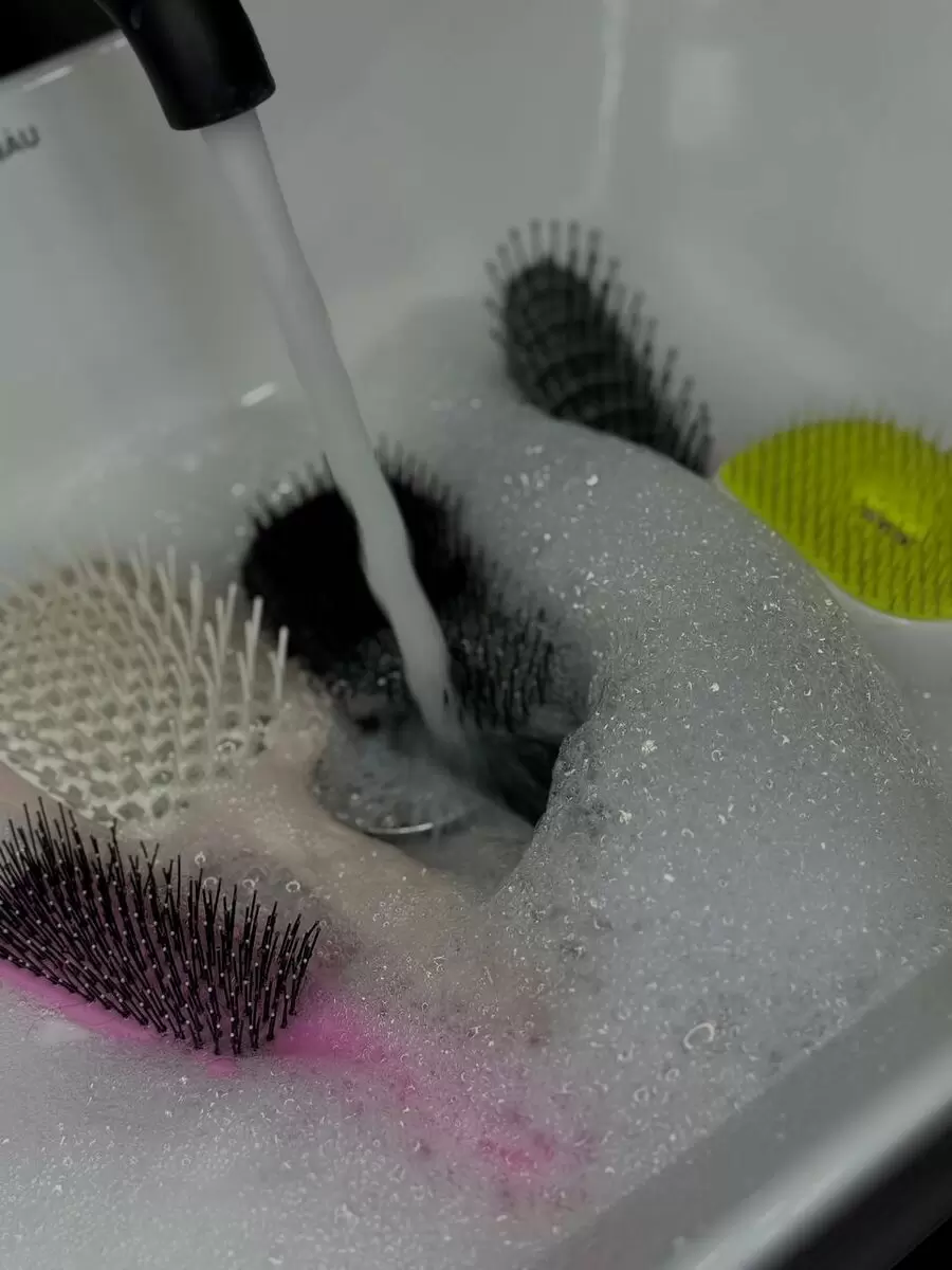 Как правильно ухаживать за расческами: простые советы для здоровья волос