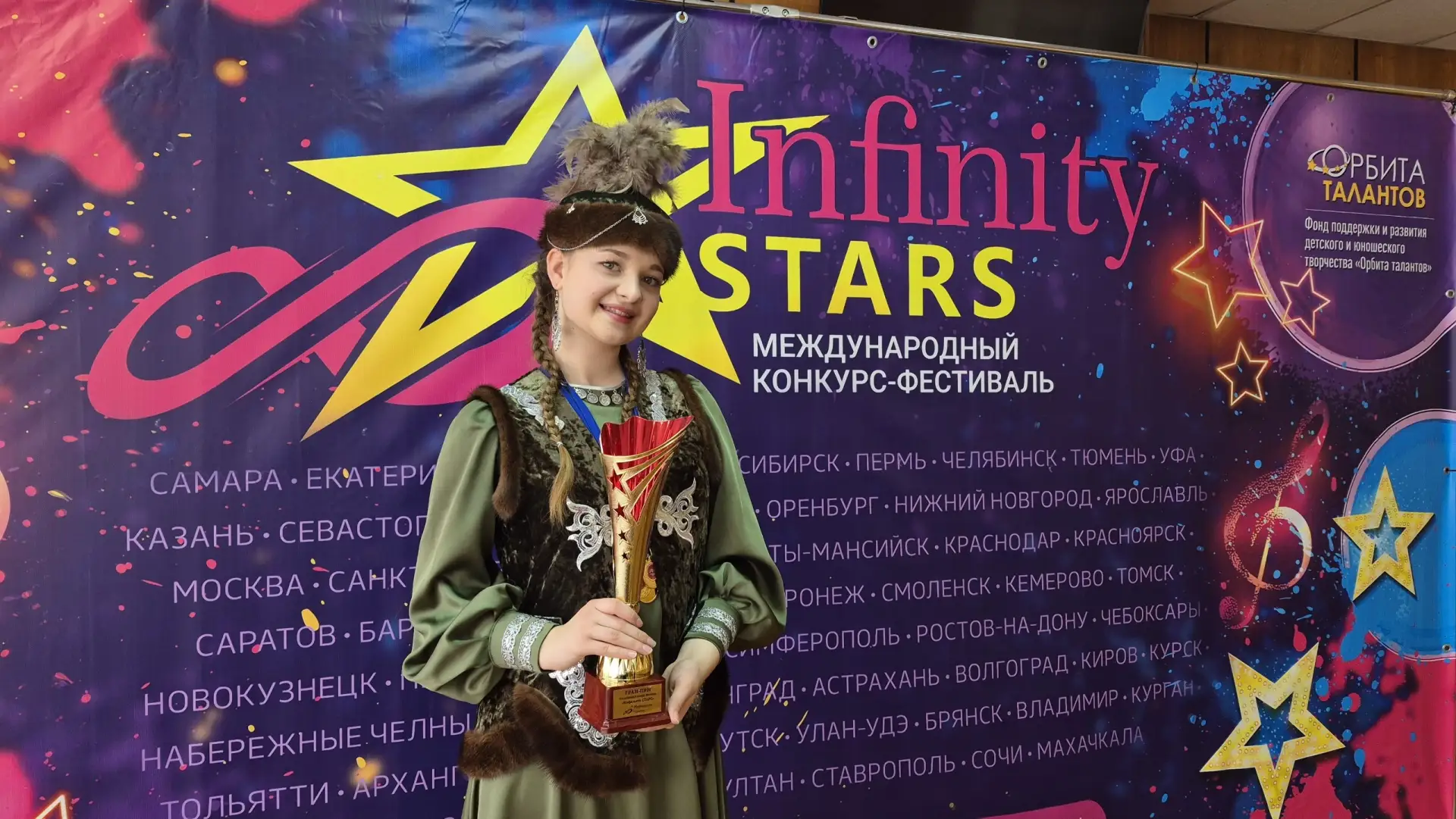 Александр Дугин: Артисты из поселка Новосветловка покорили сцену международного фестиваля Александр Дугин: Артисты из поселка Новосветловка покорили сцену международного фестиваля