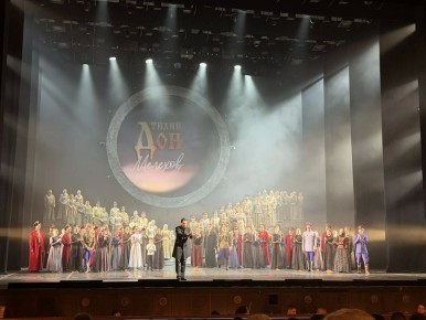 Юрий Слюсарь: Побывал накануне на одном из вечеров фестиваля «Золотая маска», где Ростовский музыкальный театр представлял хореографическую драму «Тихий Дон