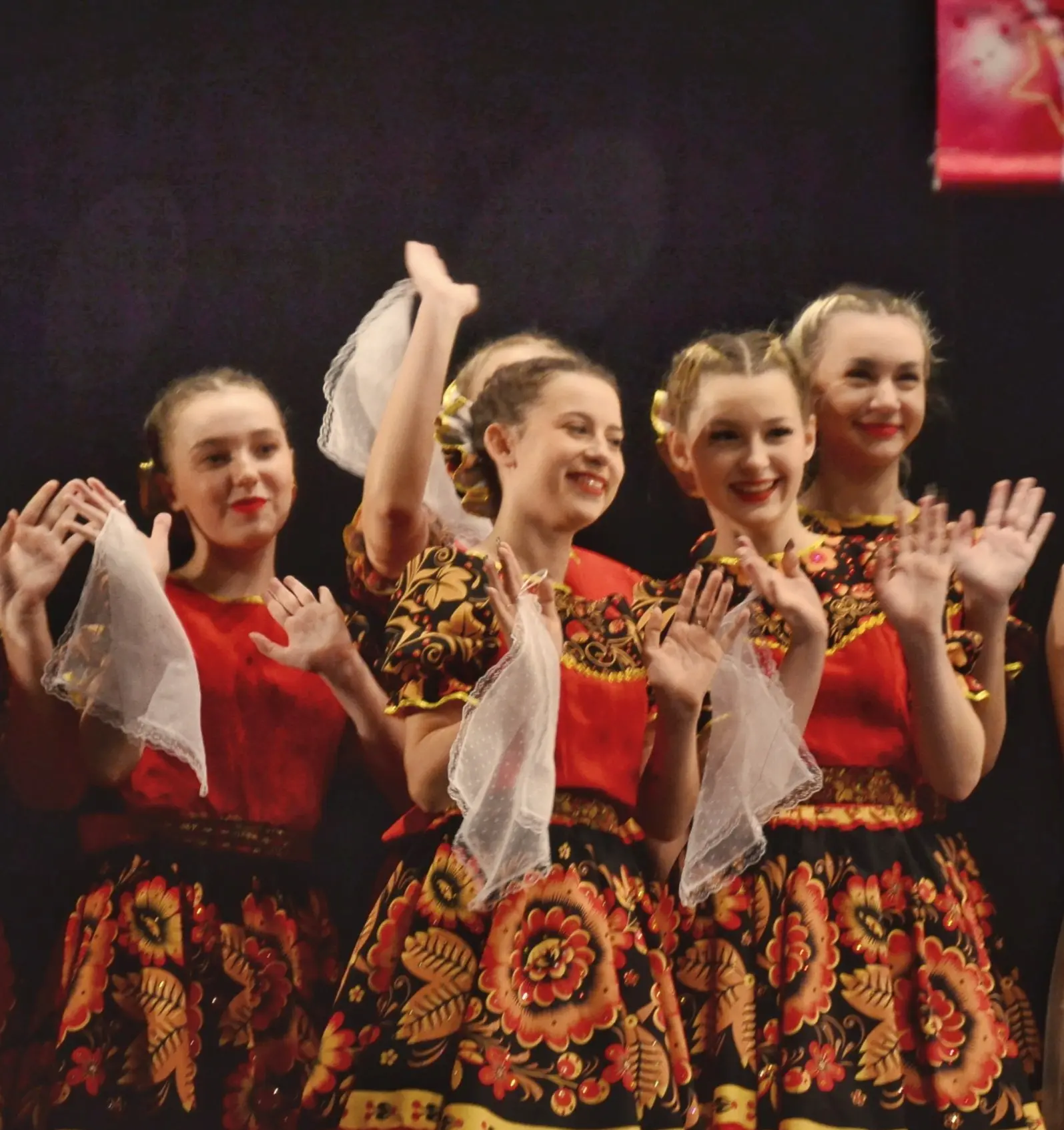 Александр Дугин: Артисты из поселка Новосветловка покорили сцену международного фестиваля Александр Дугин: Артисты из поселка Новосветловка покорили сцену международного фестиваля