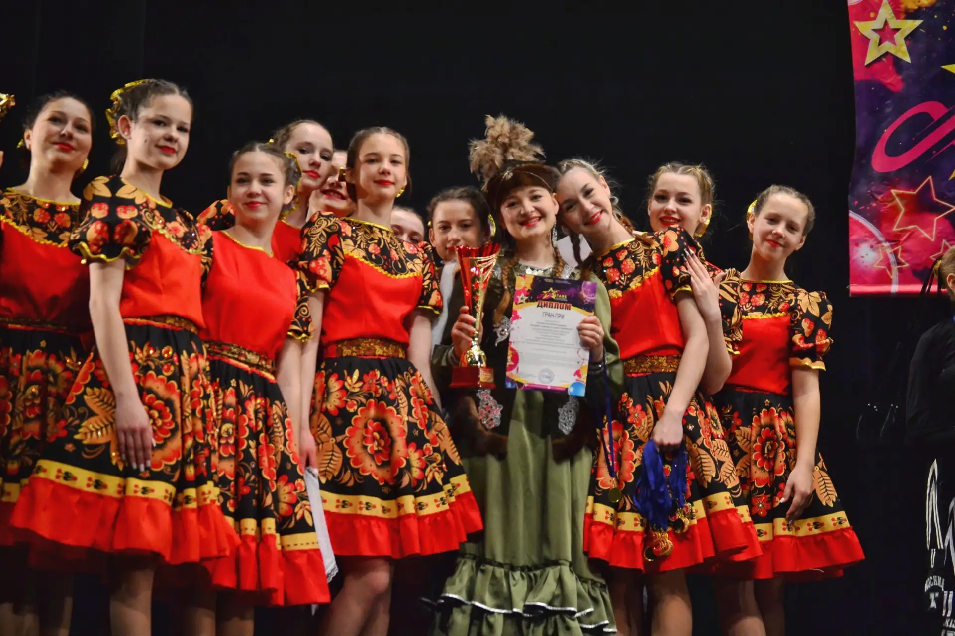 Александр Дугин: Артисты из поселка Новосветловка покорили сцену международного фестиваля Александр Дугин: Артисты из поселка Новосветловка покорили сцену международного фестиваля