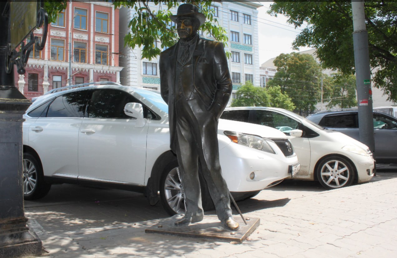 Календарь: 19 лет назад по Буденновскому стал прогуливаться медный Горожанин