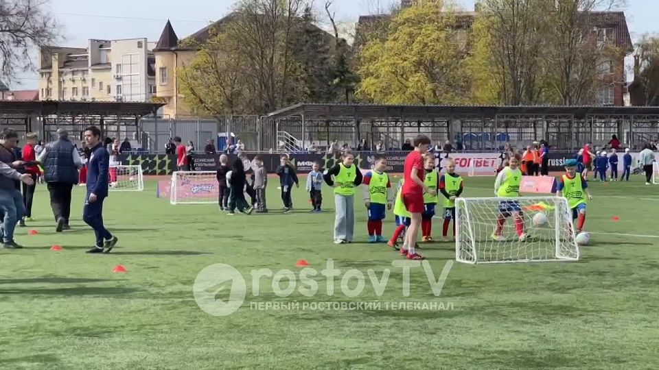 Игорь Семшов, Денис Глушаков и Борис Никоноров учили ростовских детей футбольным секретам