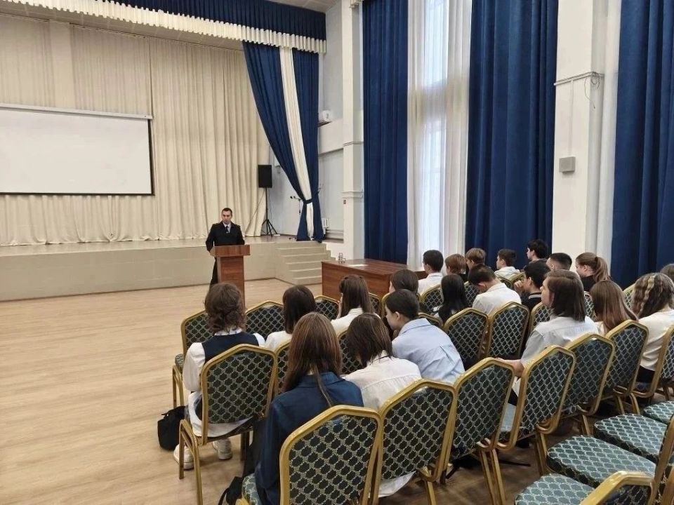 В Донецке полицейские провели профилактическую встречу с учениками школы № 18