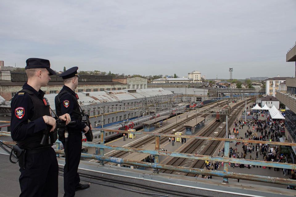 Сегодня около 10 тысяч ростовчан и гостей города встретили на железнодорожном вокзале Ростов-Главный ретропоезд «Победа» Сегодня около 10 тысяч ростовчан и гостей города встретили на железнодорожном вокзале Ростов-Главный ретропоезд «Победа»