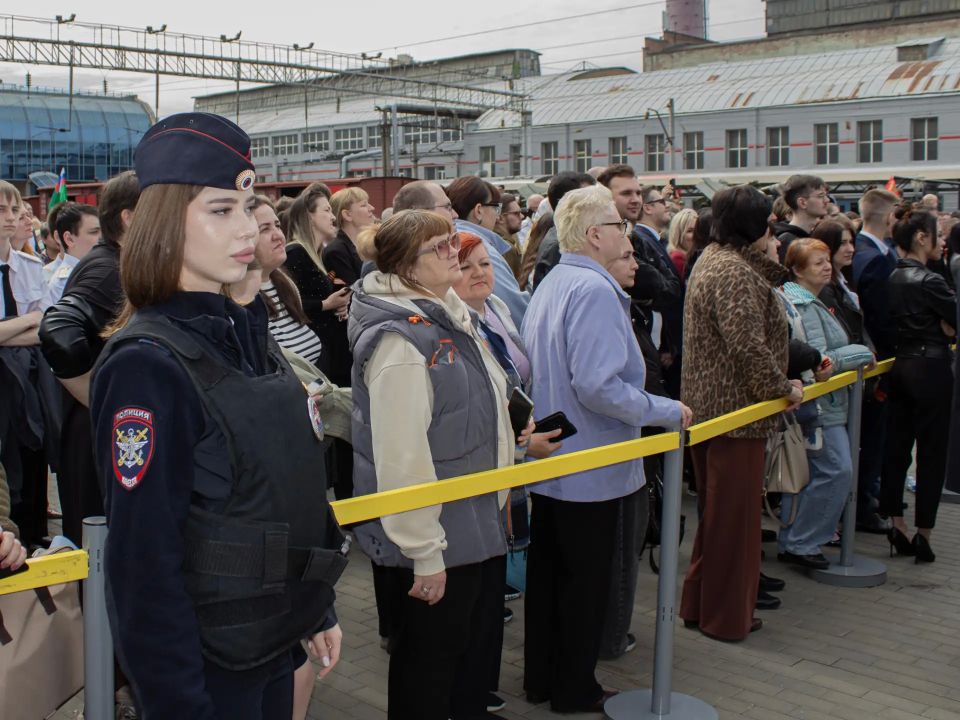Сегодня около 10 тысяч ростовчан и гостей города встретили на железнодорожном вокзале Ростов-Главный ретропоезд «Победа» Сегодня около 10 тысяч ростовчан и гостей города встретили на железнодорожном вокзале Ростов-Главный ретропоезд «Победа»
