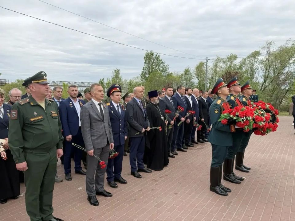 В канун 81-й годовщины Победы следователи возложили цветы и встретили легендарный ретропоезд В канун 81-й годовщины Победы следователи возложили цветы и встретили легендарный ретропоезд