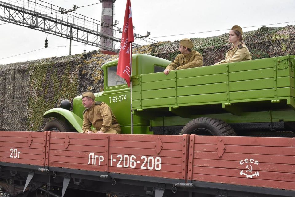 На первый путь главного железнодорожного вокзала Ростова-на-Дону прибыл ретропоезд «Победа» На первый путь главного железнодорожного вокзала Ростова-на-Дону прибыл ретропоезд «Победа»